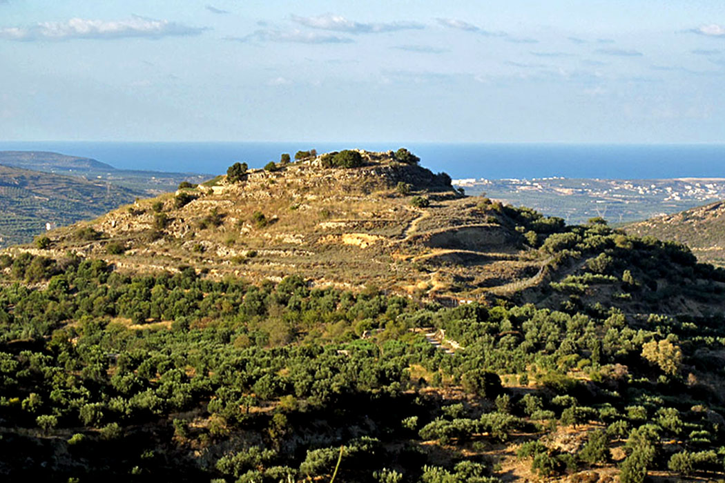 crete_praisos_first_acropolis_sitia-01_ol - Blick von Nea Praisos auf den Hügel mit der "Ersten Akropolis" der antiken Stadt Praisos, im Hintergrund ist Sitia sichtbar.
