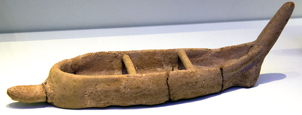 minoan boat, 2300 – 1900 BC, wikipedia - Modell eines Bootes aus Ton aus Mittelminoischer Zeit 2.300 - 1.900 v. Chr. Diese kleinen Boote wurden von Fischern oder auch Händlern genutzt. Das Fundstück befindet sich im Museum von Heraklion. Foto: Wikipedia, Zde