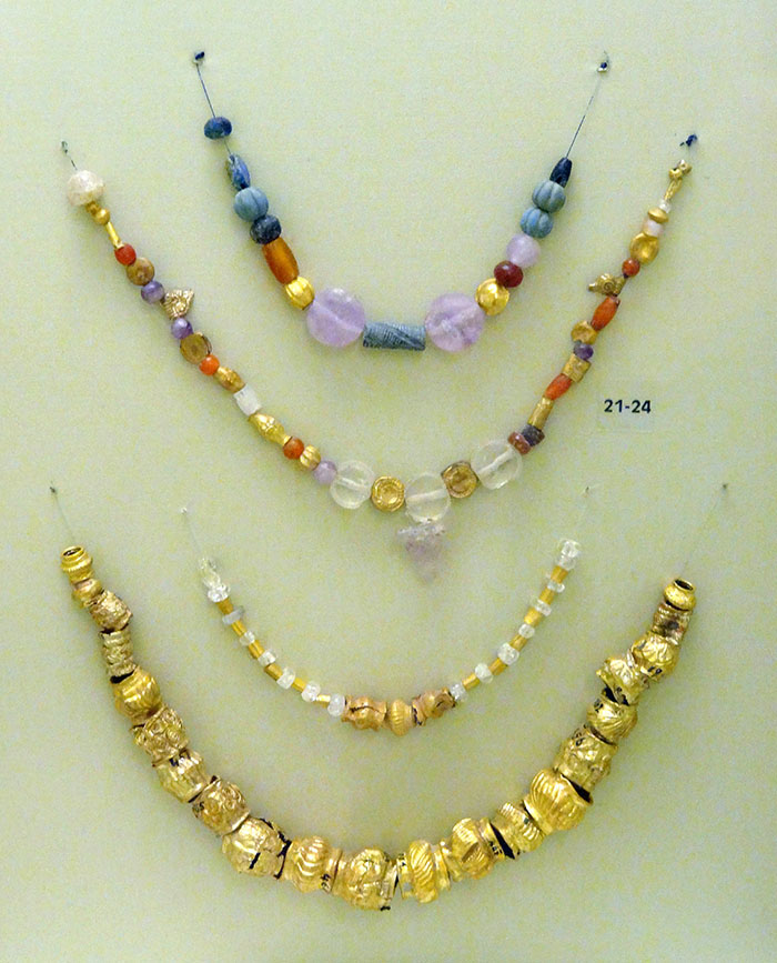 mochlos_minoan_jewelleryjpg_ol - Minoische Halsketten mit Perlen aus Gold und Halbedelsteinen (2.500 - 1.500 v. Chr.) aus Mochlos und Platanos. Foto: Wikipedia, Olaf Tausch