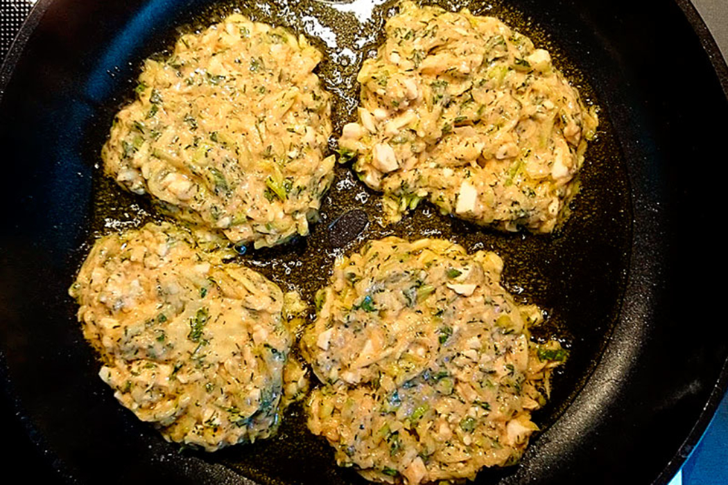 Türkische Mücver: Zucchini-Puffer mit Feta und Joghurtsauce