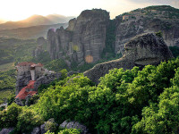 Panoramablick auf die Felsen von Meteora und dem Rosanou-Kloster.