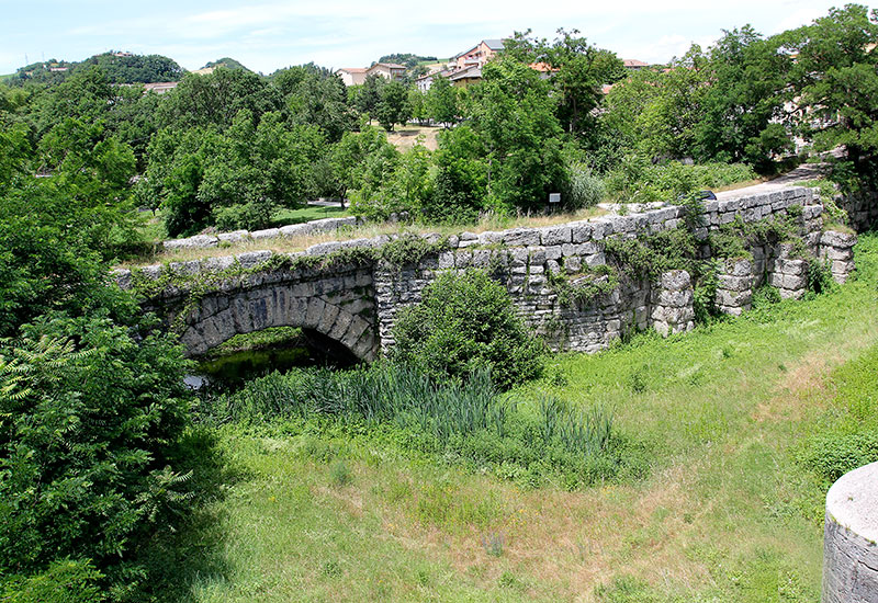 Ponte Mallio, römische Brücke bei Cagli.