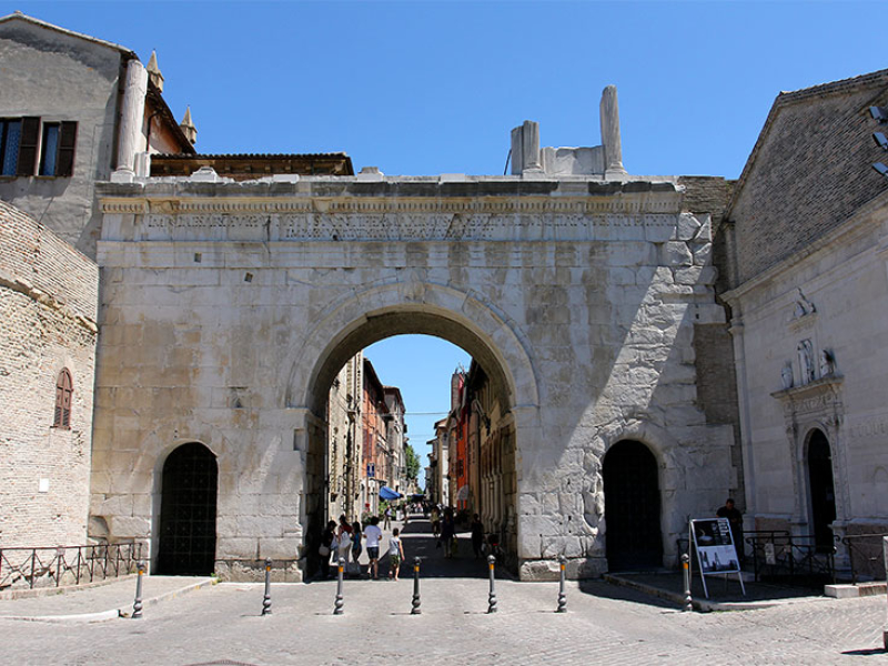 Arco d'Augusto in Fano, ein römisches Stadttor aus dem Jahr 10 n. Chr.