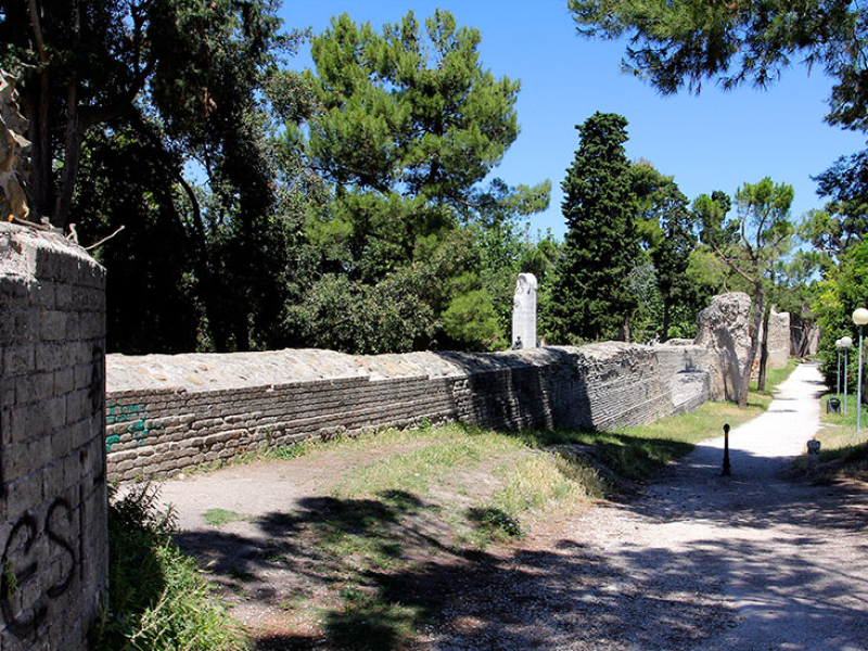 Teile der Stadtmauer in Fano.