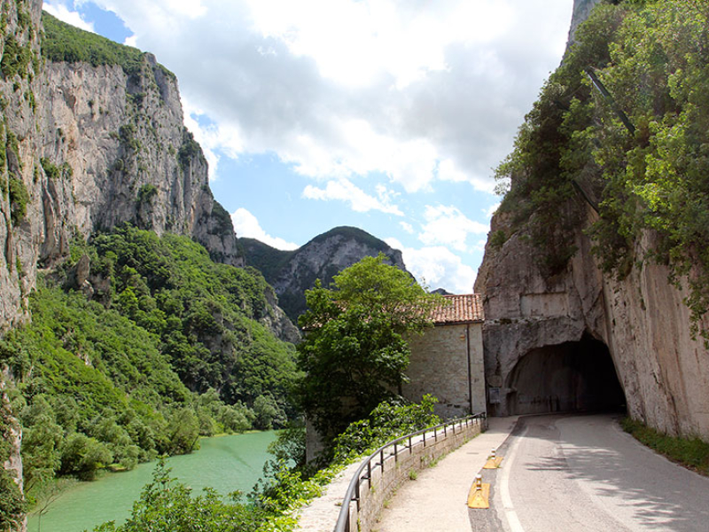 Der römische Tunnel in der Furlo-Schlucht ist 38 Meter lang und 5 Meter breit.