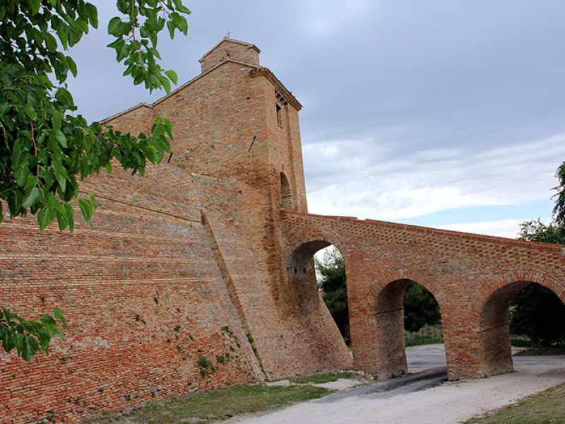Eine mächtige Brücke führt nach Castello di Loretello.