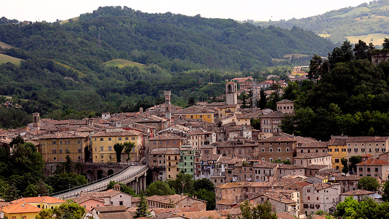 Pergola ist ein italienisches Städchen in der Provinz Pesaro-Urbino. Es liegt etwa 60 km westlich von Ancona.