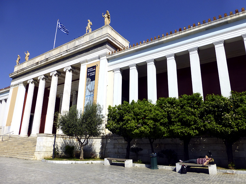 Das Archäologische Nationalmuseum von Athen, mit etwas erschöpfter Besucherin...