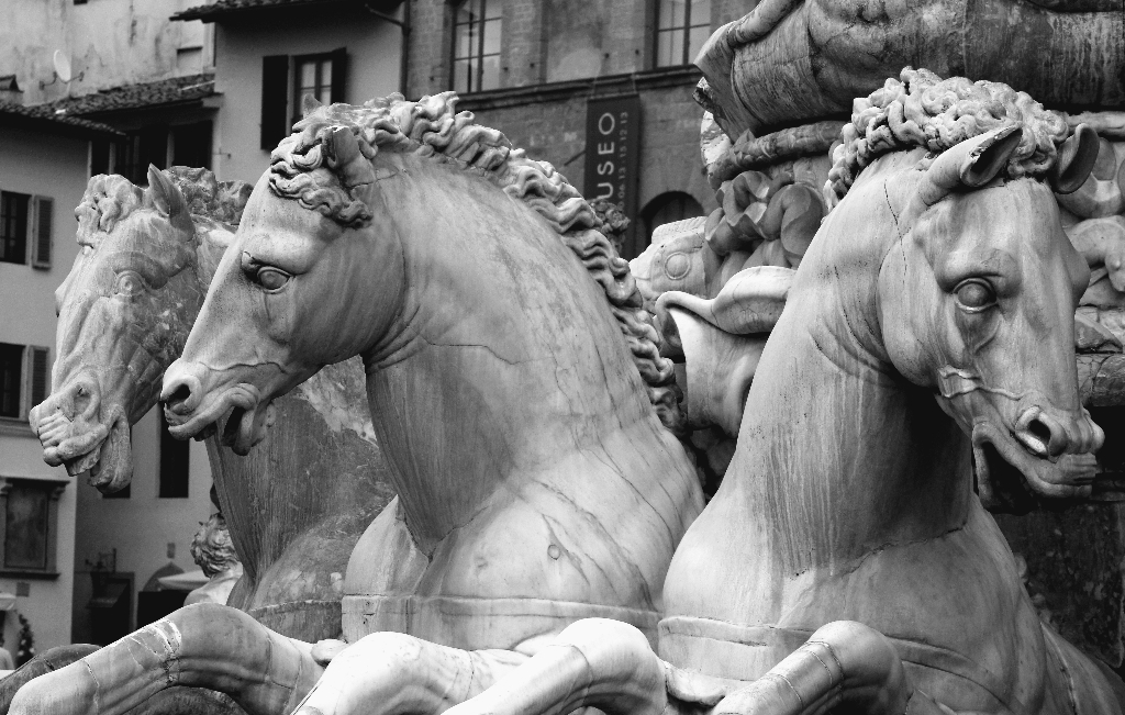 Italien: Toskanische Pferdeskulpturen