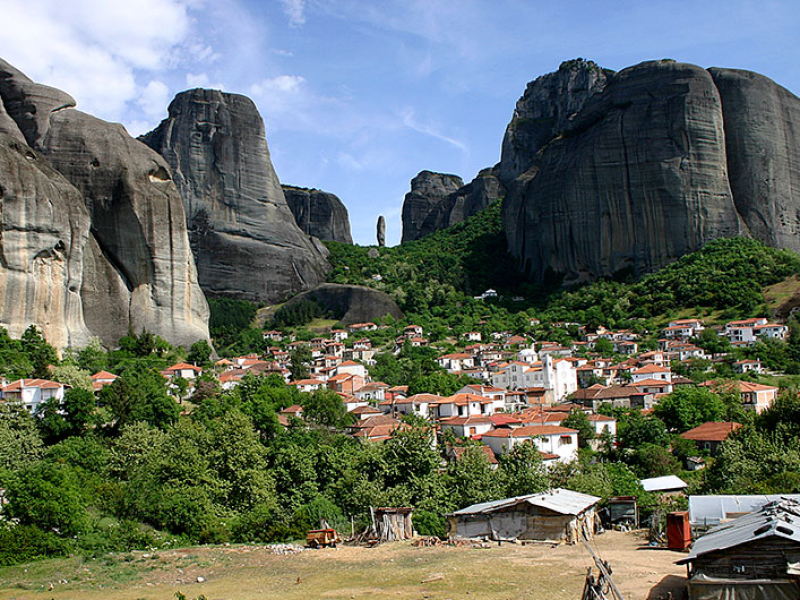 Kastraki: Das schönste Dorf in der Umgebung fügt sich wunderbar an den Fuß der riesigen Felsen.