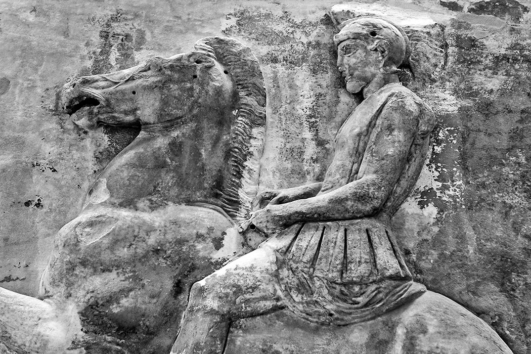 reise-zikaden.de, Fotografie: Das gewisse Etwas der Schwarzweiß Die Reiterfigur eines Kriegers vom weltberühmten Tempelfries des Partheon ist heute im Akropolismuseum von Athen ausgestellt.