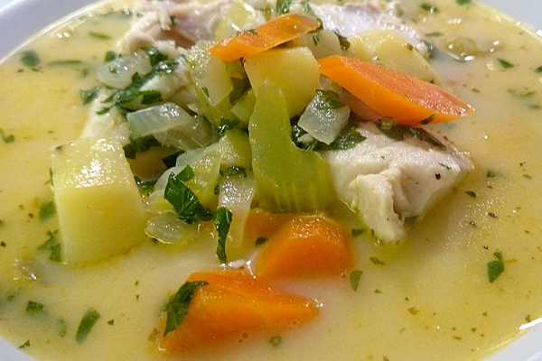 Psarosoupa avgolemono: Griechische Fischsuppe mit Eier-Zitronen-Sauce