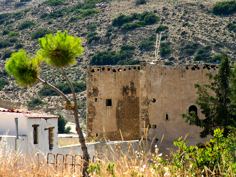 Die flachen Dächer des Klosters machen den Eindruck einer arabischen oder afrikanischen Siedlung.