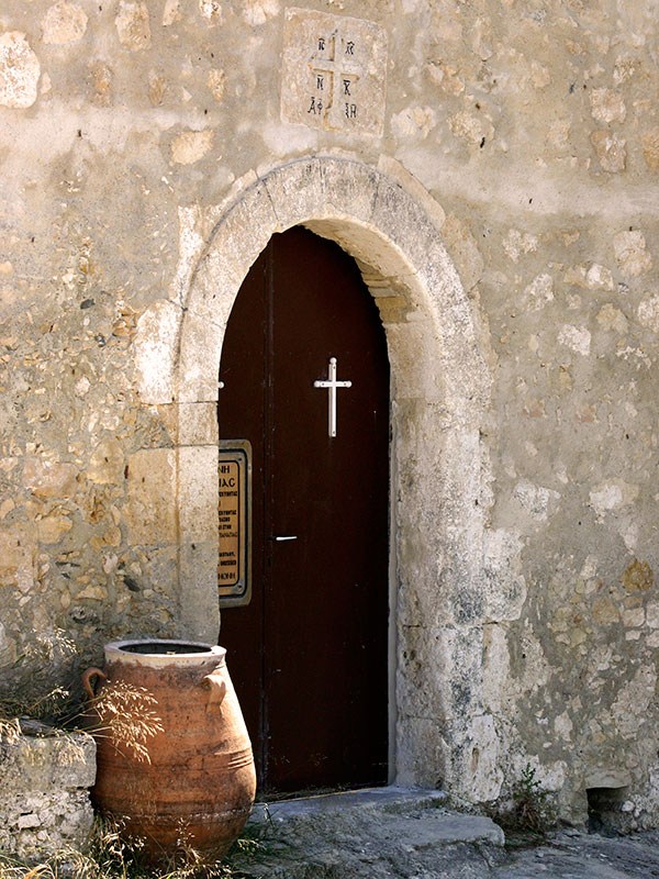 Der Eingang, nur noch zwei Mönche sollen im Kloster leben.