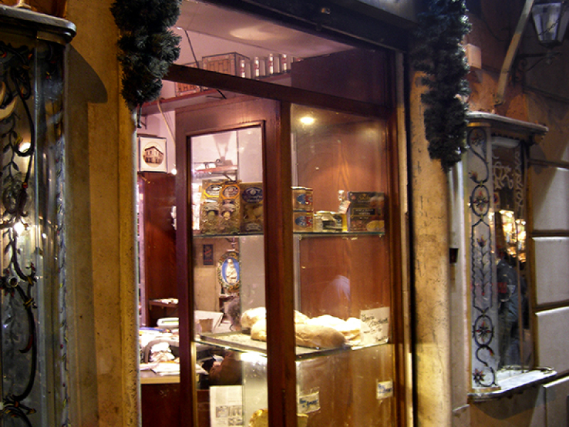Lebensmittelgeschäft mitten in Trastevere: La Norcineria Iacozzilli.