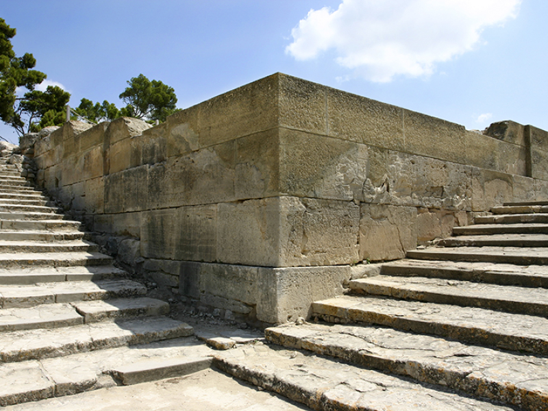 Monumentaler Treppenaufgang, mit zwölf breiten aber flachen Stufen.