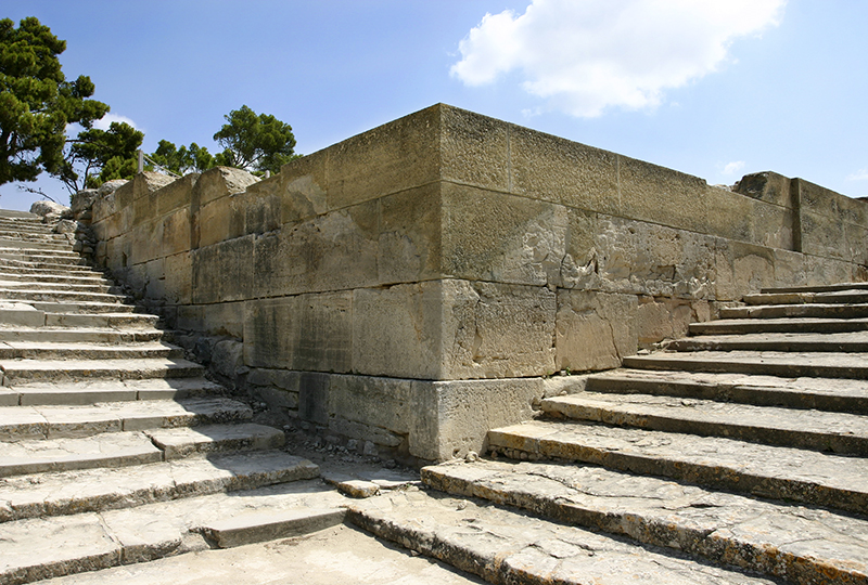 Monumentaler Treppenaufgang, mit zwölf breiten aber flachen Stufen.
