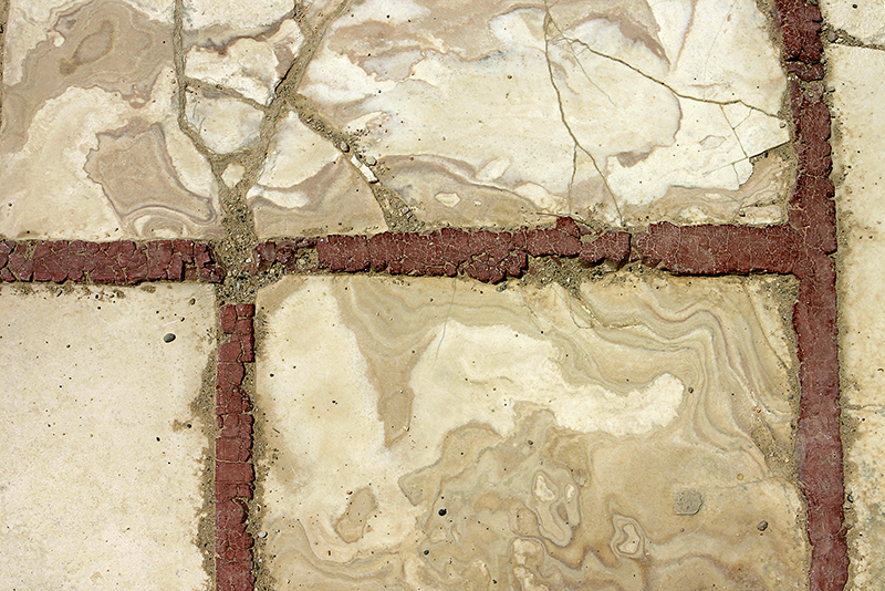 Alabasterplatten mit roter Stuckfuge.