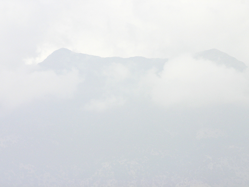 Die Gipfel des Idagebirges in Wolken.