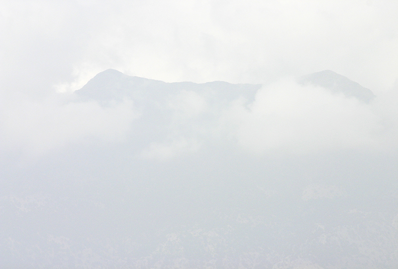 Die Gipfel des Idagebirges in Wolken.