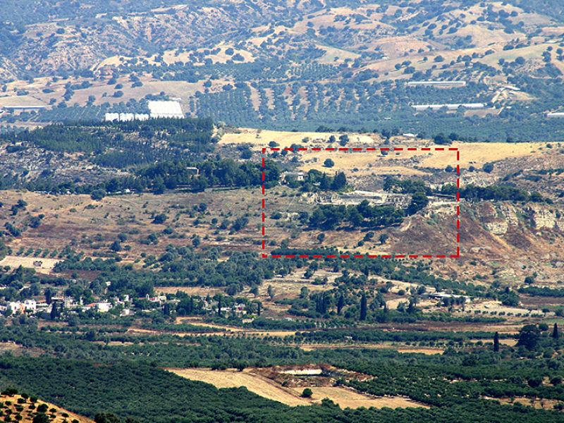 Blick vom Dorf Listaros (mit unserem Teleobjektiv) zum Palasthügel von Phaistos.