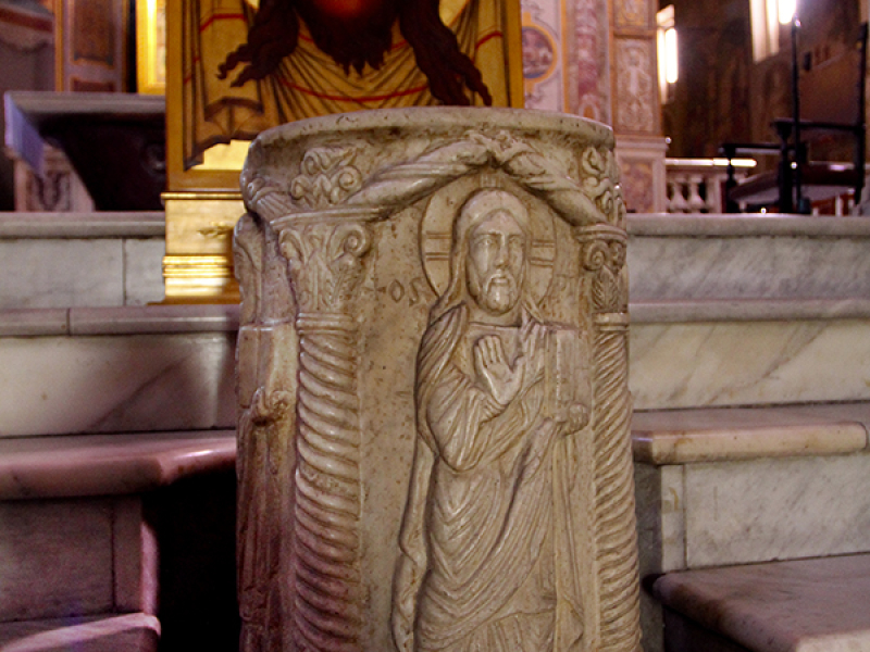 Der Marmorbrunnen steht direkt über der Quelle des antiken Asklepios-Tempels.