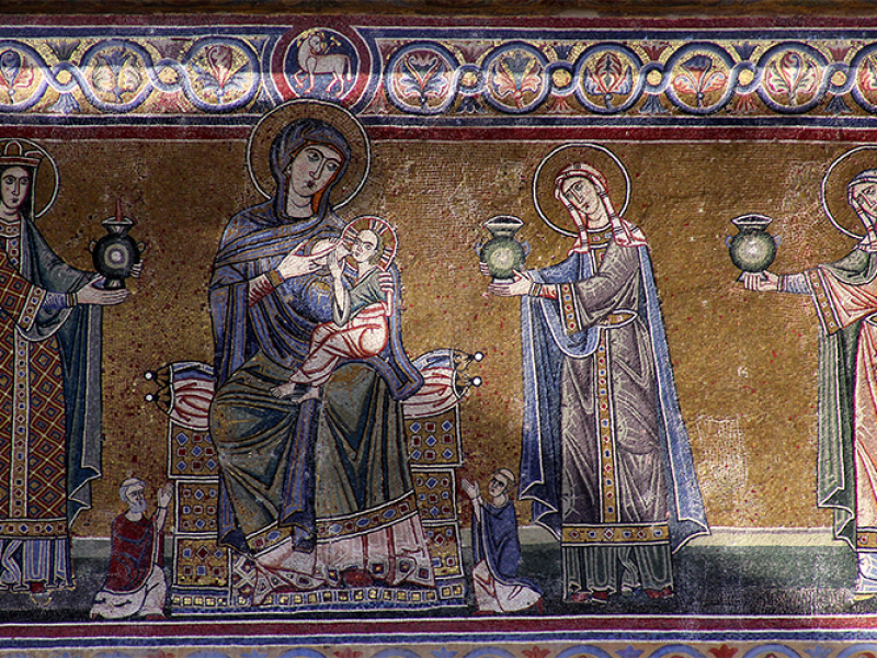 Aussenfassade: Fresko mit Maria und dem Jesuskind. Danebe Frauen mit Laternen.