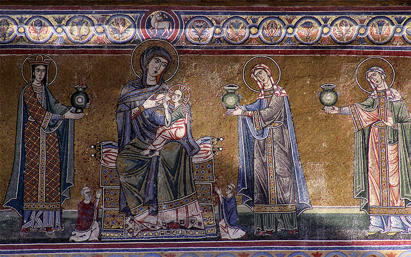 Aussenfassade: Fresko mit Maria und dem Jesuskind. Danebe Frauen mit Laternen.