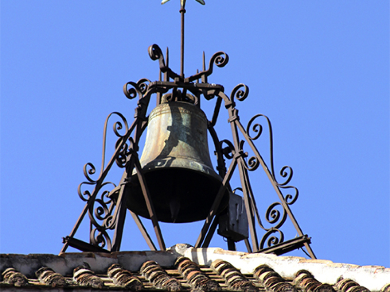 Die Turmspitze mit Marienikone und Glocke.