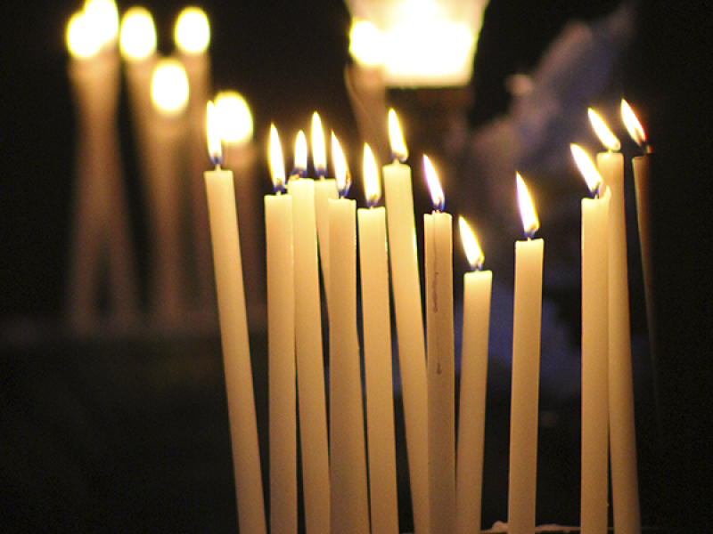 Die dünnen Kerzen erinnern eher an eine orthodoxe Kirche.