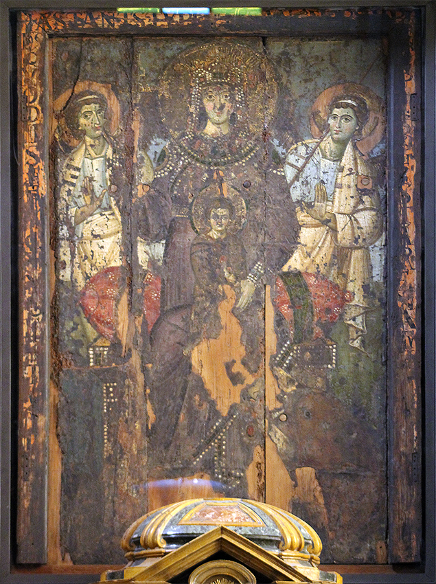Über dem Altar der Cappella Altemps befindet sich die monumentale Ikone „Maria Regina“ aus dem Jahr 705.