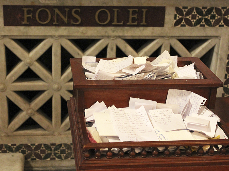 Die Aufschrift “fons olei” (lat. Ölquelle), an einer Chorschranke vor dem Altar.