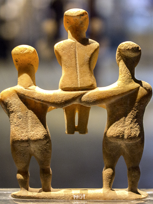 Ein einzigartiger Fund ist die Idolgruppe aus zwei männlichen Figuren die eine weibliche tragen