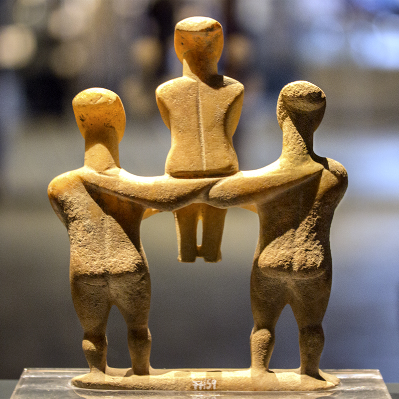 Ein einzigartiger Fund ist die Idolgruppe aus zwei männlichen Figuren die eine weibliche tragen