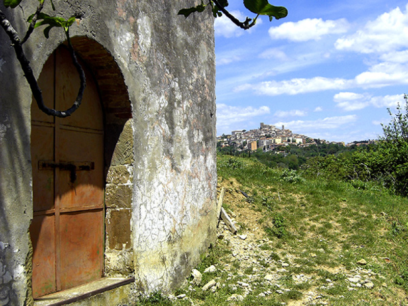 Urig wohnen in der Toskana, im Hintergrund Manciano.