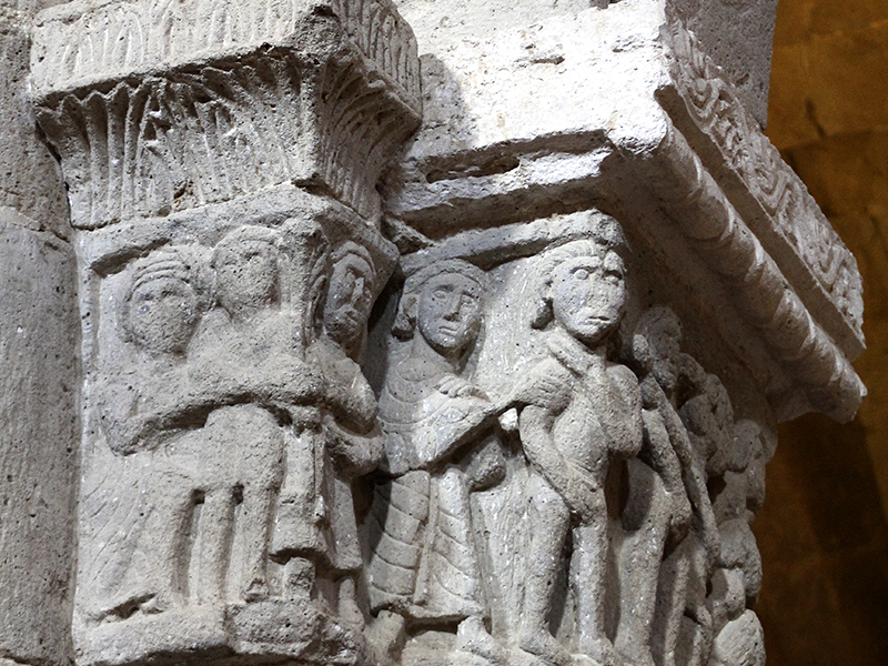 Skulpturen an den Kapitellen sind aus dem 11. Jahrhundert.