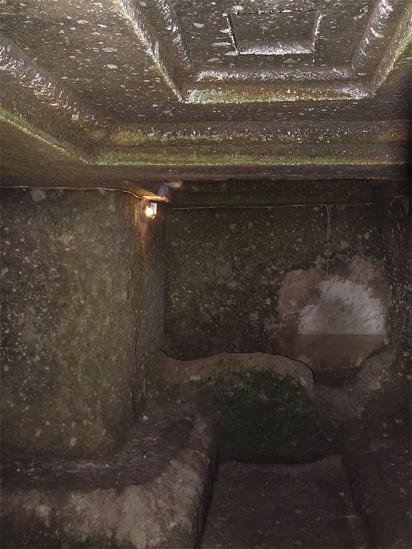 Einer der beiden vorhandenen Grabeingänge führt zur kreuzförmigen Grabkammer hinab. Das Grab wurde für eine sehr bedeutende Person errichtet.