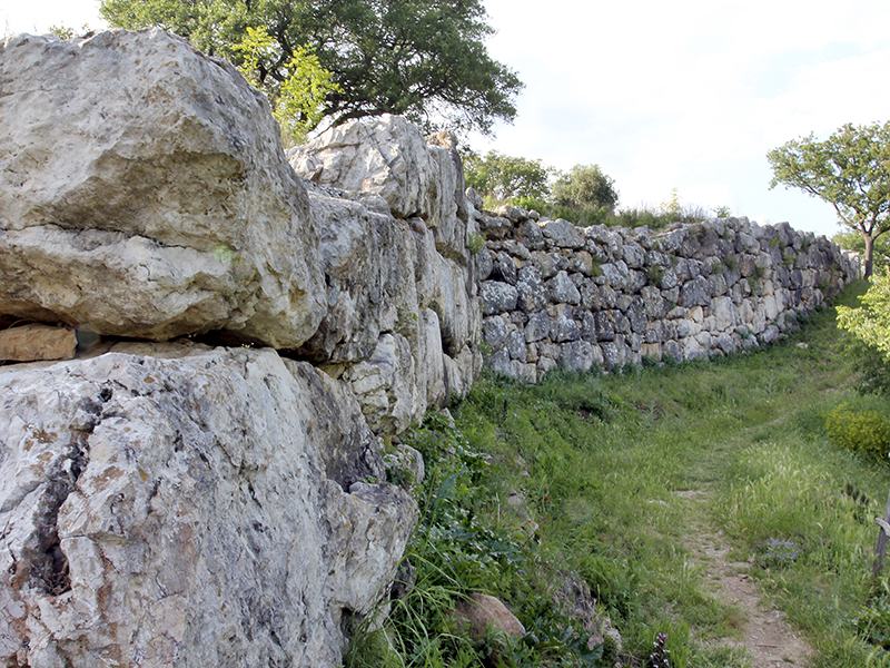 Die beinahe komplett erhaltene etruskische Stadtmauer von Roselle.