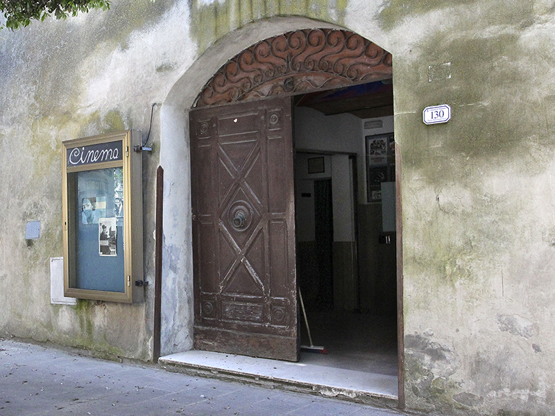 Das Kino von Pitigliano, an den Wänden hängen Poster von Don Camillo.