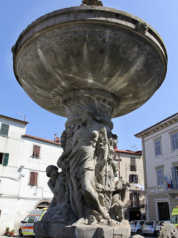 Die Piazza Garibald ist der Hauptplatz unterhalb der Festung mit schönem Brunnen.