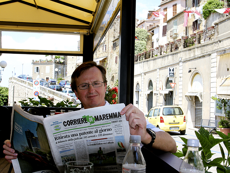 In der Bar Centrale auf einen Espresso und die Corriere della Maremma.