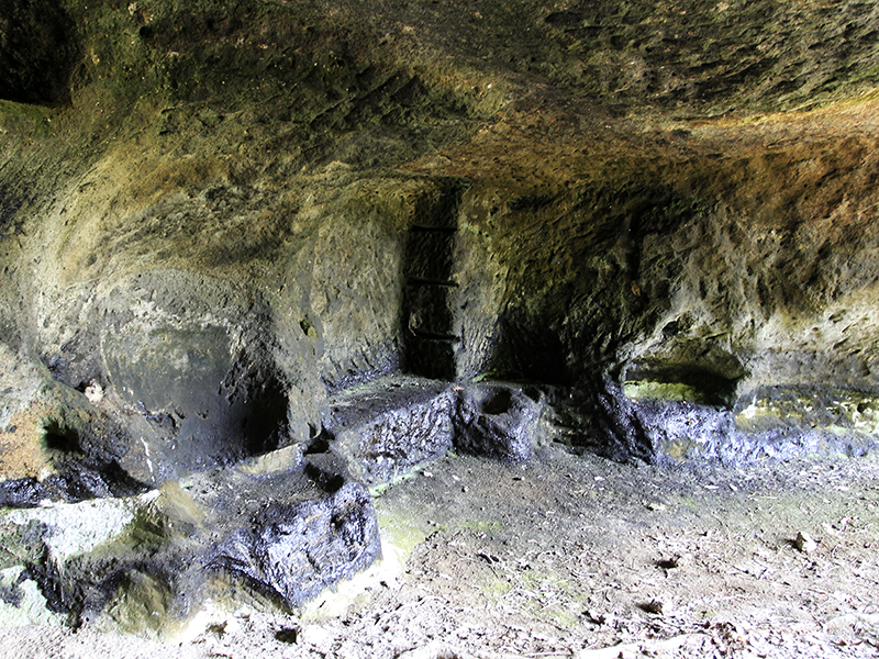 Das innere einer Wohnhöhle, mit Nischen und Becken.