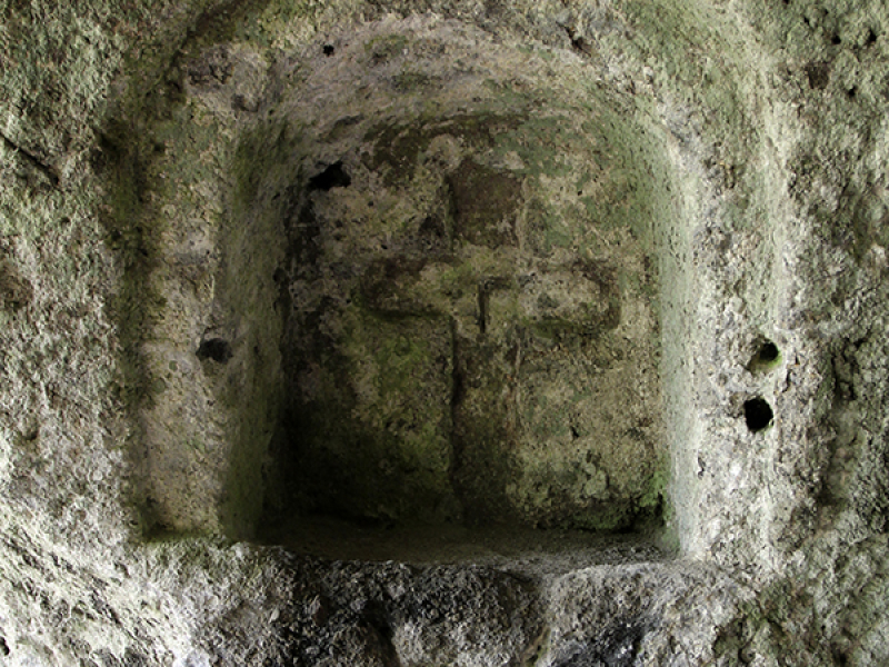 Das christliche Kreuz in der Wand einer Höhle.
