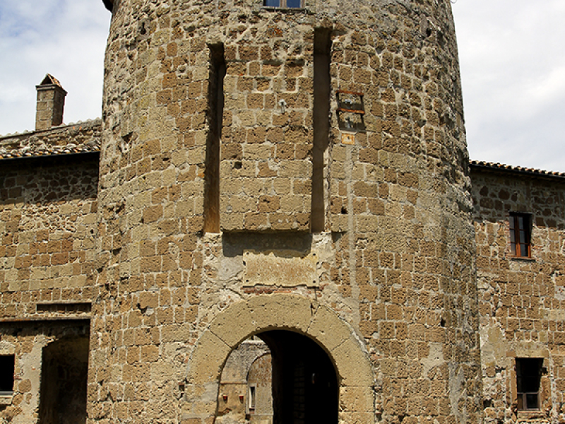 Eingang zur Rocca Orsini, einer aus mehreren Innenhöfen bestehenden Burg.
