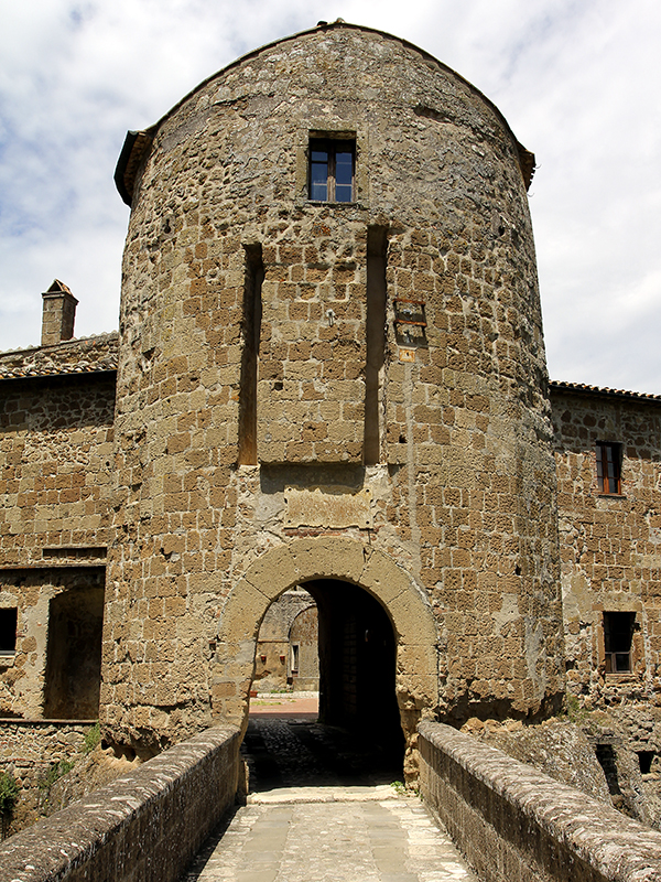 Eingang zur Rocca Orsini, einer aus mehreren Innenhöfen bestehenden Burg.