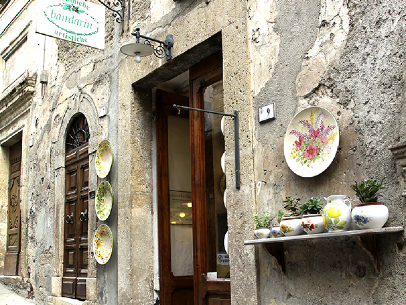 Keramikgeschäft in der Altstadt von Sorano.