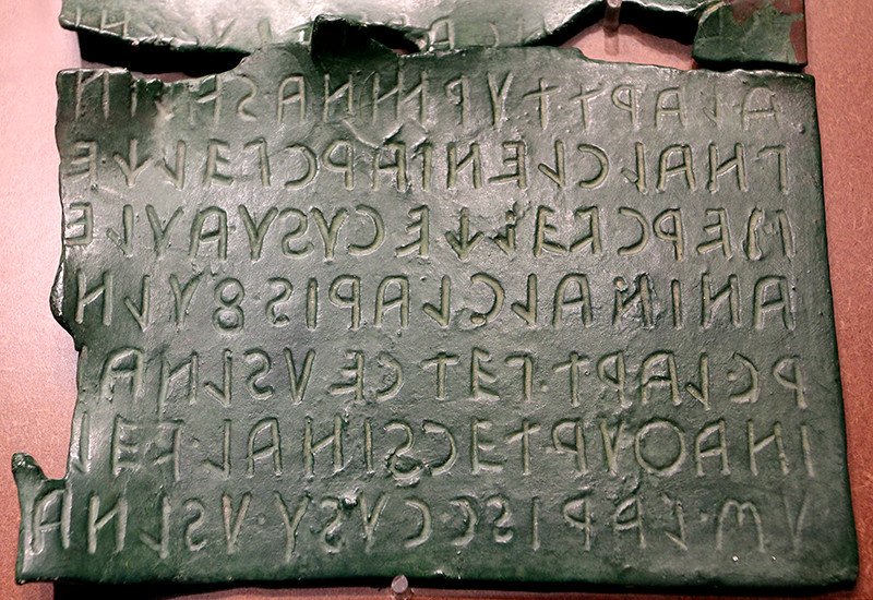 Bronzetafel mit etruskischer Inschrift, aus Florenz.
