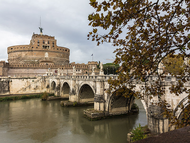 Die Engelsbrücke (lateinisch Pons Aelius, italienisch Ponte Sant'Angelo) wurde im Jahr 134 n. Chr. fertiggestellt.