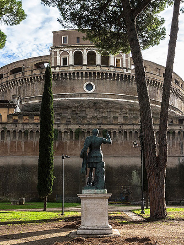 Im Parco Sant’Angelo steht eine Bronzestatue Kaiser Hadrians - mit Blick auf sein Mausoleum.
