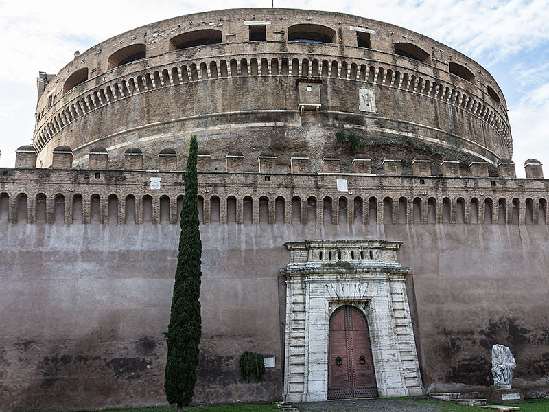 Das zur Festung ausgebaute Mausoleum hat vier Zugänge. Der Eingang im Osten der Anlage im vom Parco Sant'Angelo zugänglich.